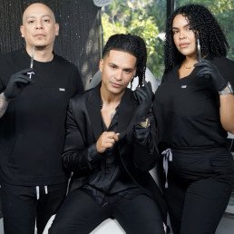 06 67 Three people in a beauty salon hold aesthetic tools